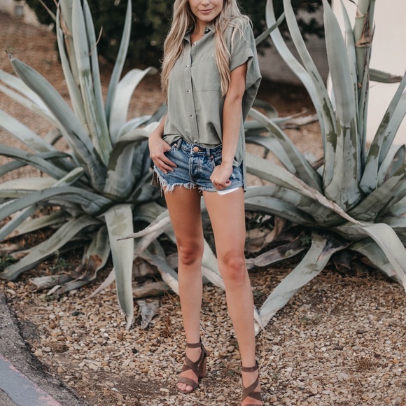 Wild At Heart Linen Button Down Top - Picture 3 of 8